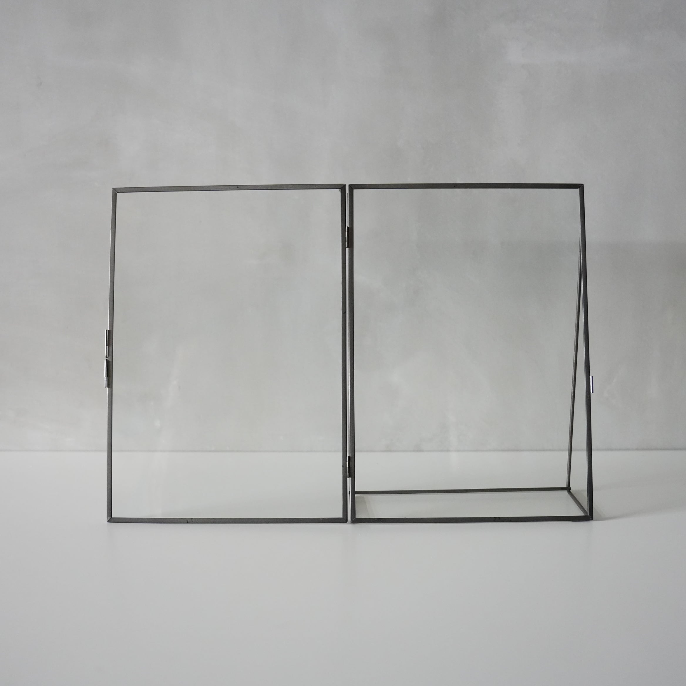 TABLE DOUBLE GLASS FRAME STAND A4