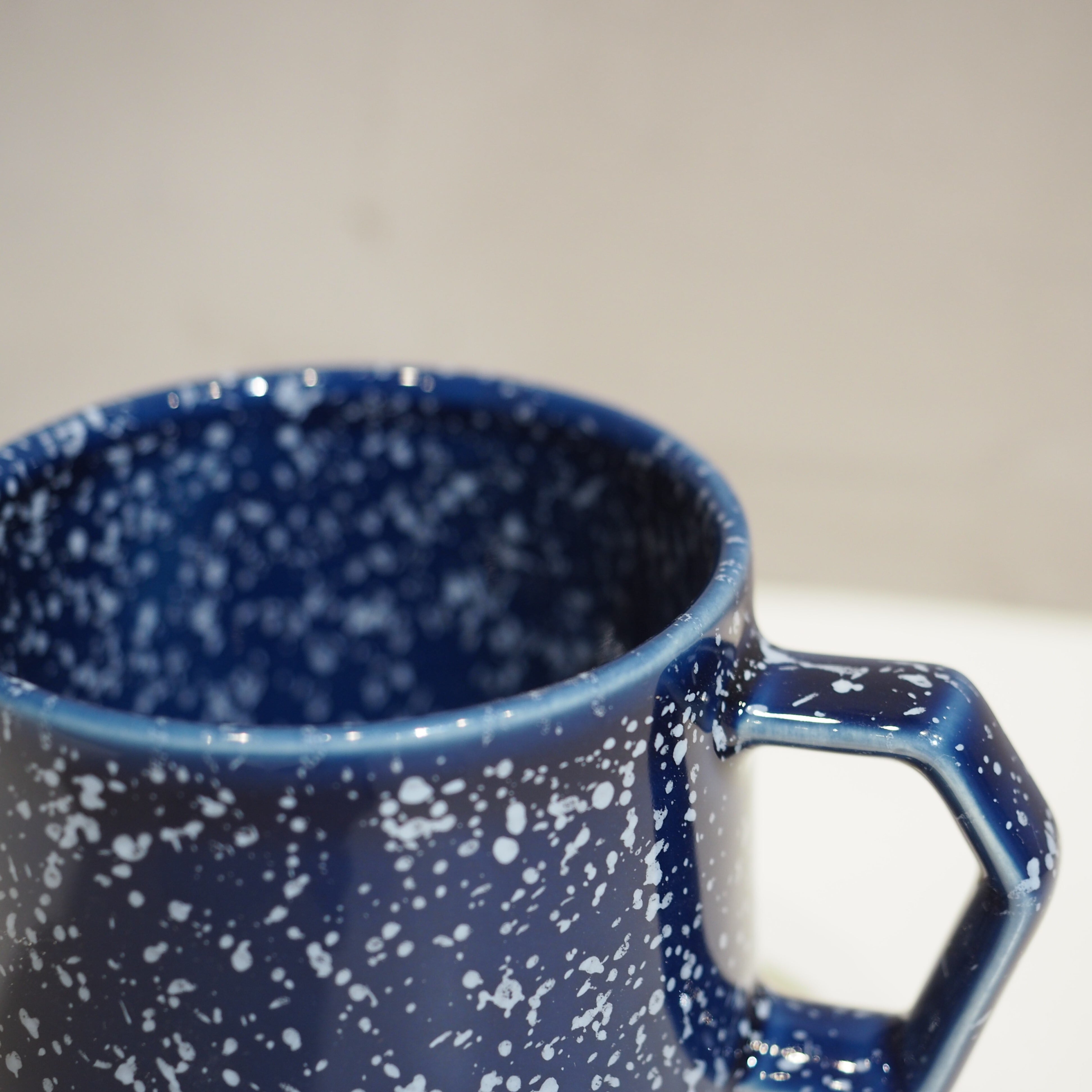 CHIPS MUG SPLASH NAVY-WHITE (STACK TYPE)