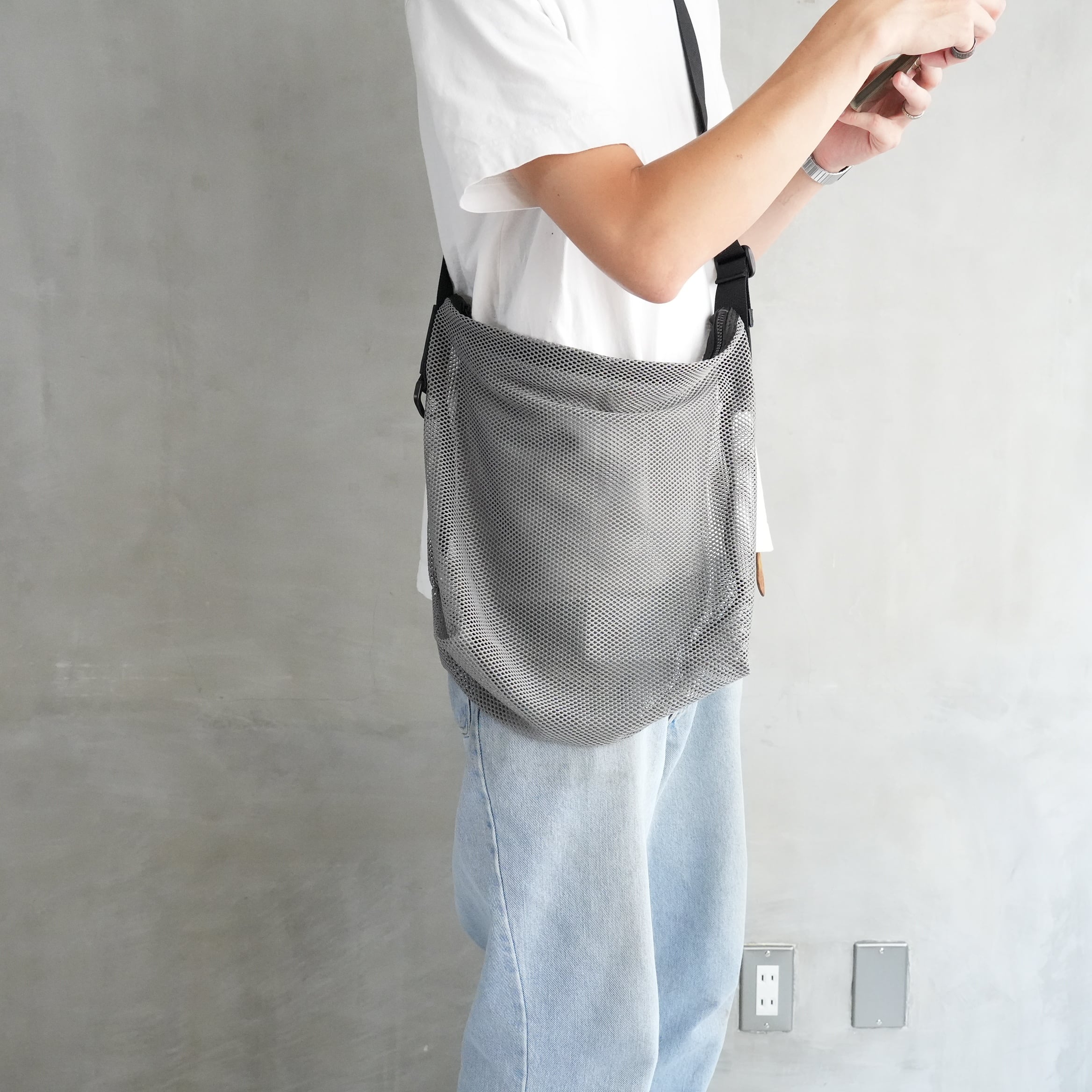 Brick / Mesh Zip Shoulder Bag　Gray