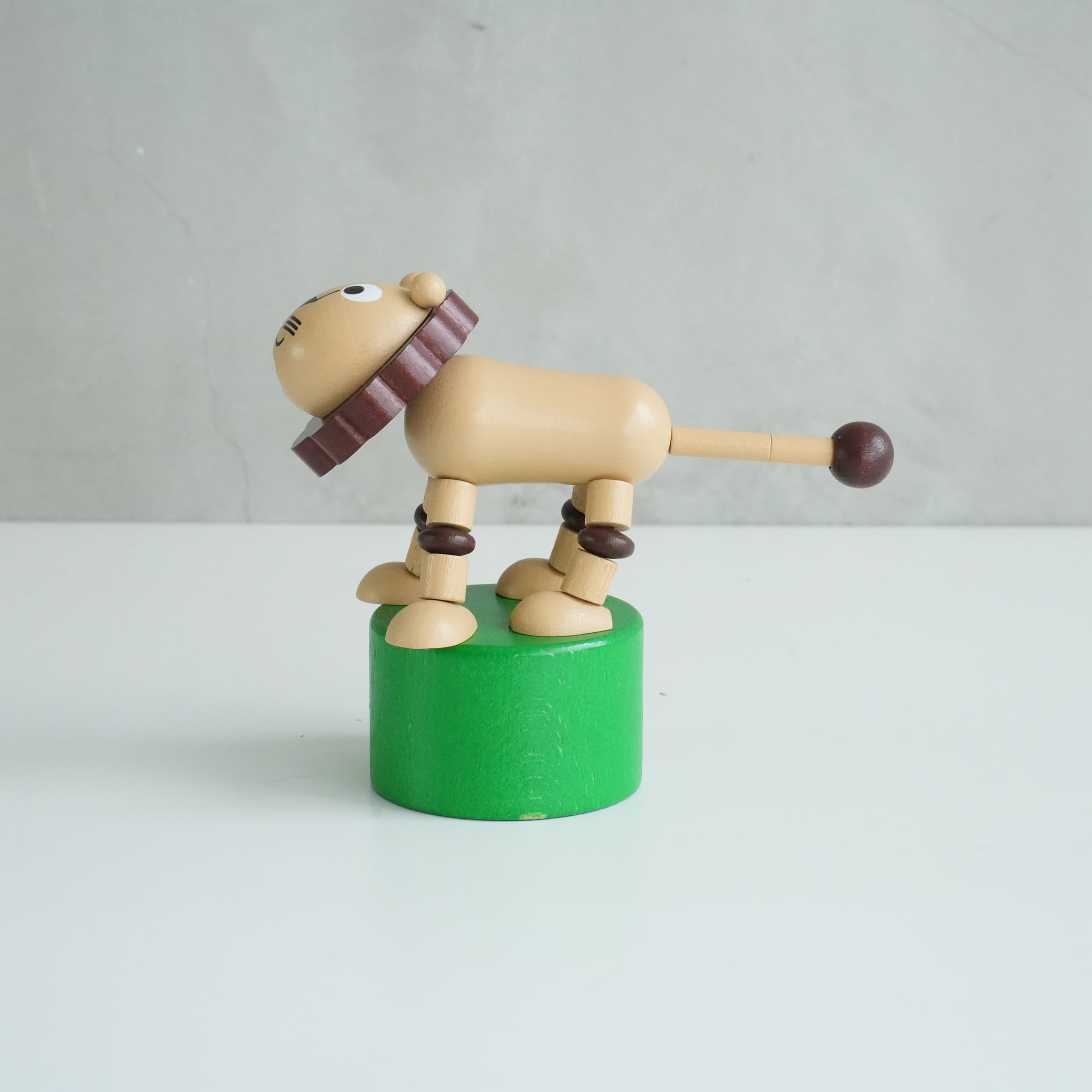 DETOA Wooden Push Up Toy　Lion