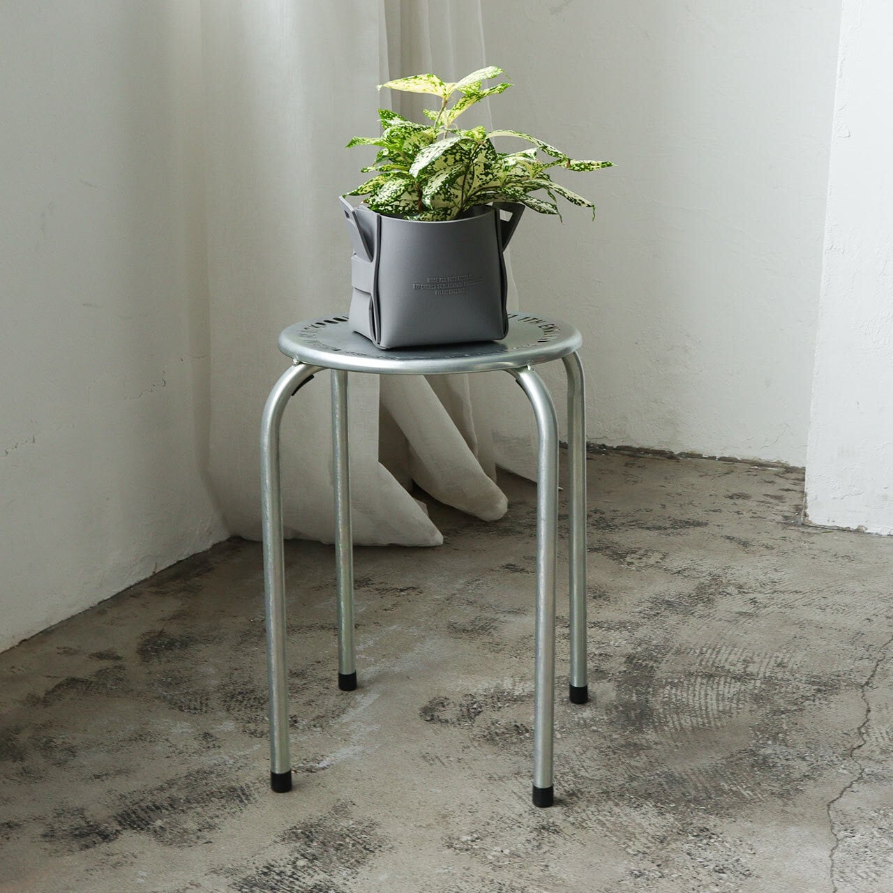 STACKABLE METAL STOOL　BK