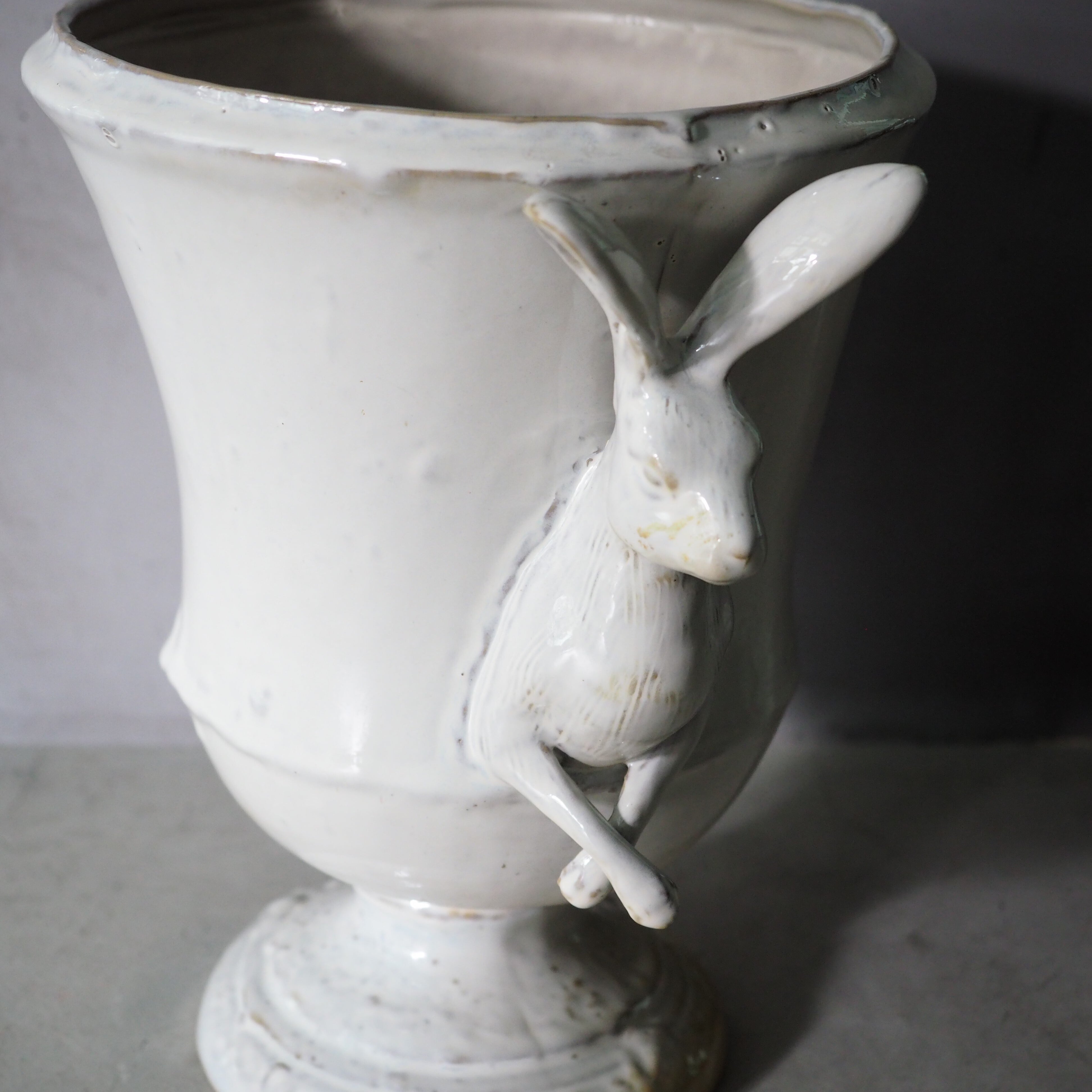 Curious Hare Urn VA-009